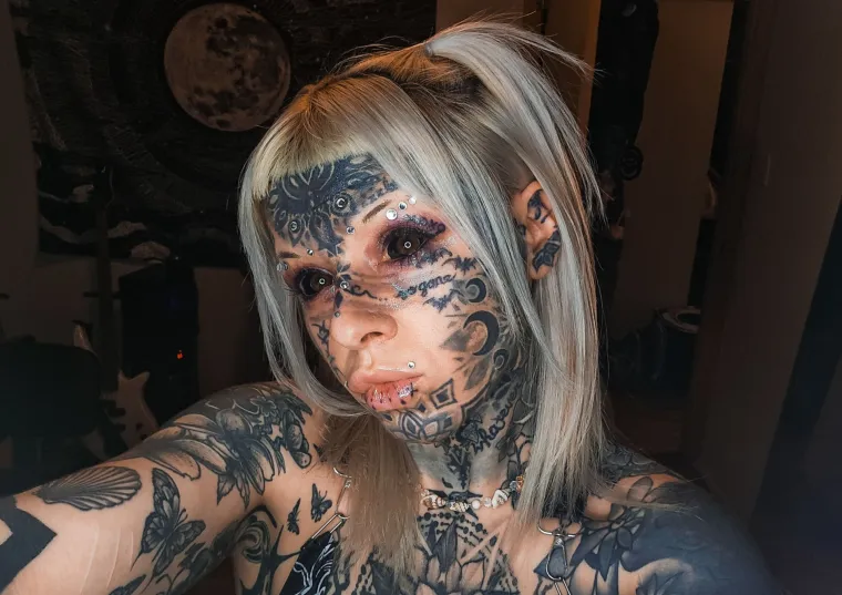 Tetovaže od glave do pete, pa čak i na jeziku: Evo kako je izgledala prije, bila je ba&scaron; slatka