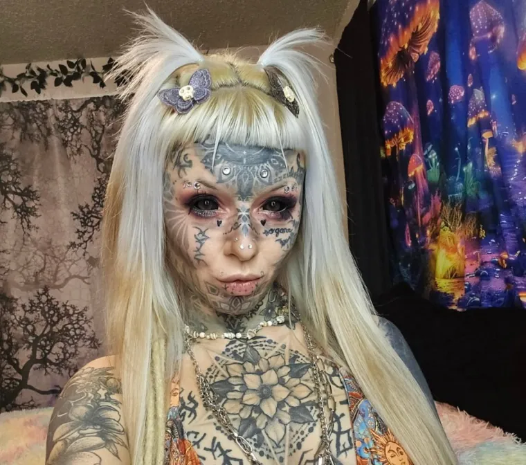 Tetovaže od glave do pete, pa čak i na jeziku: Evo kako je izgledala prije, bila je ba&scaron; slatka