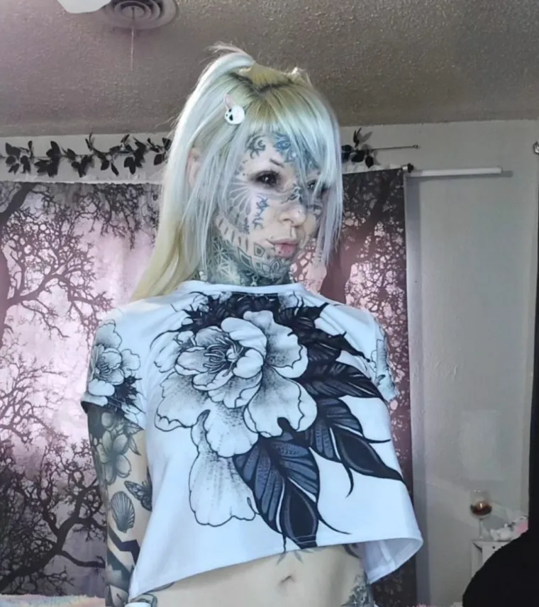 Tetovaže od glave do pete, pa čak i na jeziku: Evo kako je izgledala prije, bila je ba&scaron; slatka