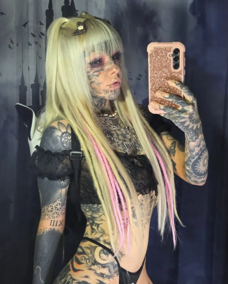 Tetovaže od glave do pete, pa čak i na jeziku: Evo kako je izgledala prije, bila je ba&scaron; slatka