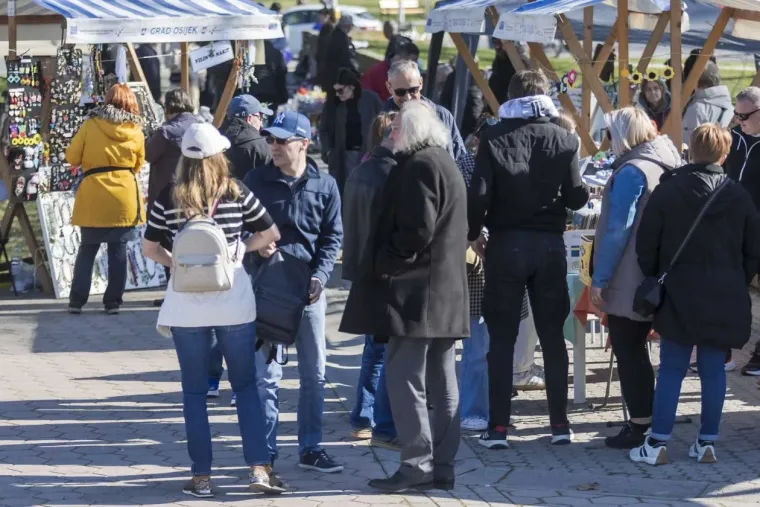 Legica za kojom su se svi okretali: Brineta s dugim nogama zasjala na sajmu u Osijeku