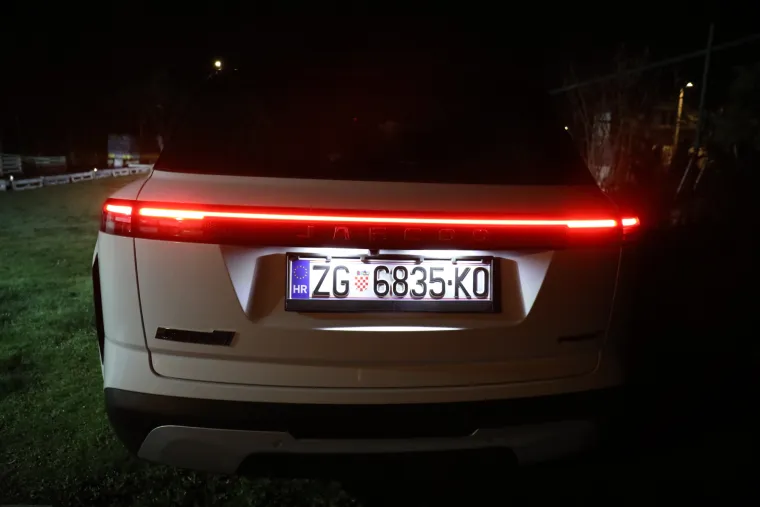 Jedan jako ozbiljan SUV: Snažan, udoban i predivan, a potro&scaron;nja? Zaboravite kad ste točili