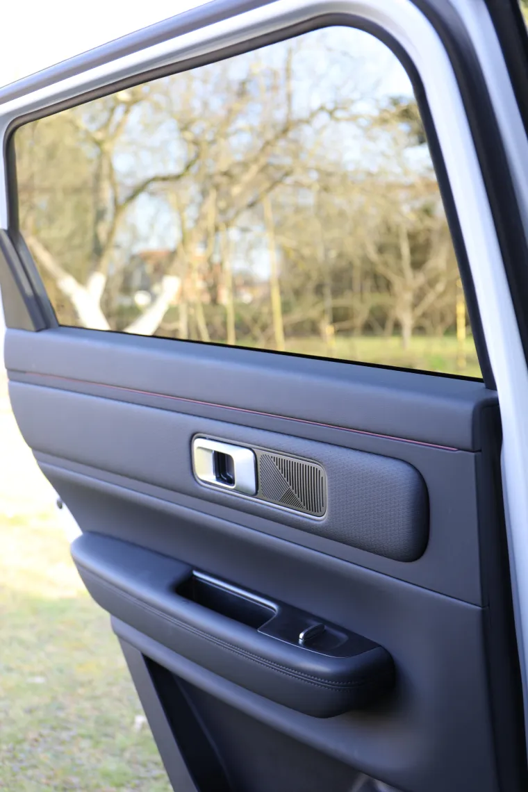 Jedan jako ozbiljan SUV: Snažan, udoban i predivan, a potro&scaron;nja? Zaboravite kad ste točili