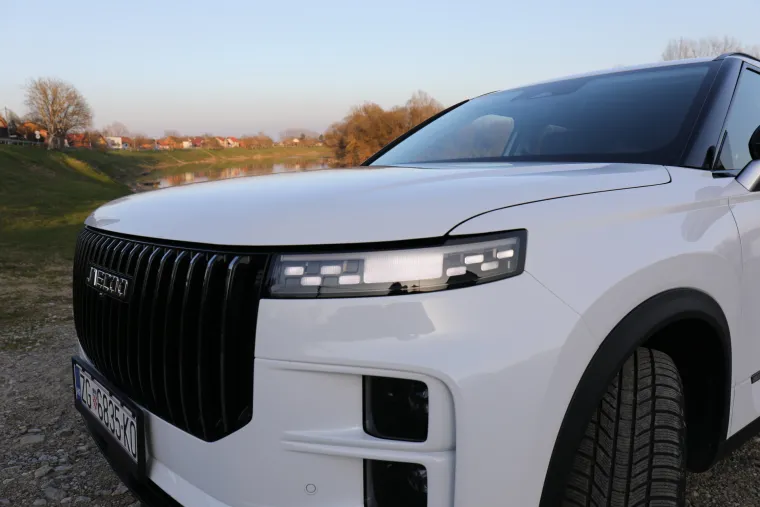 Jedan jako ozbiljan SUV: Snažan, udoban i predivan, a potro&scaron;nja? Zaboravite kad ste točili