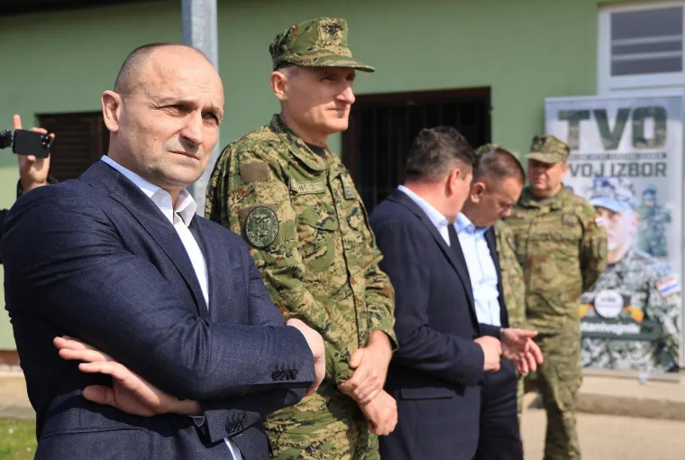 Ovi Hrvati su danas krenuli na vojni rok, pogledajte &scaron;to su dobili: 'Apsolutno su spremni!'