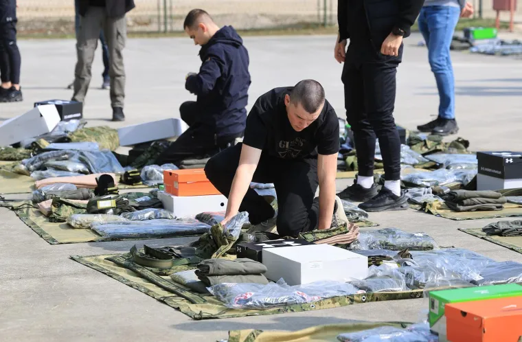 Ovi Hrvati su danas krenuli na vojni rok, pogledajte &scaron;to su dobili: 'Apsolutno su spremni!'