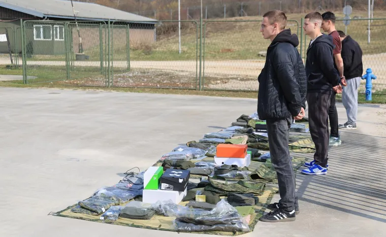 Ovi Hrvati su danas krenuli na vojni rok, pogledajte &scaron;to su dobili: 'Apsolutno su spremni!'