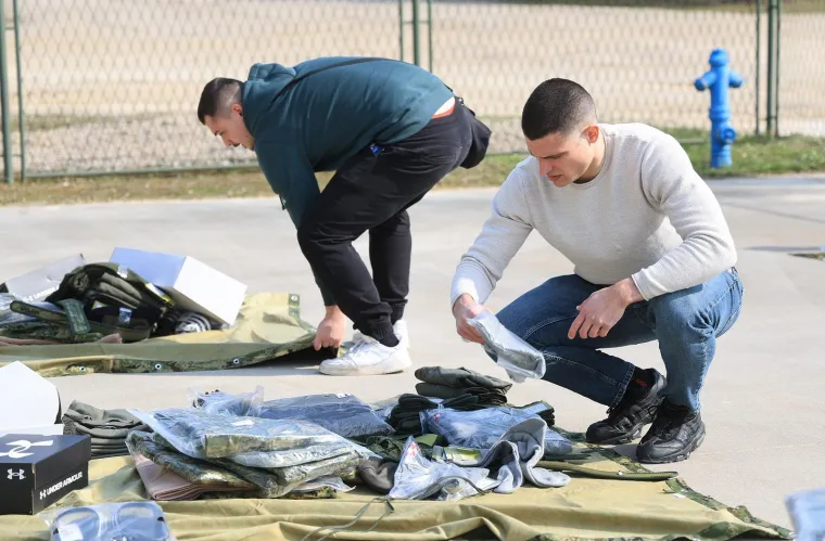 Ovi Hrvati su danas krenuli na vojni rok, pogledajte &scaron;to su dobili: 'Apsolutno su spremni!'