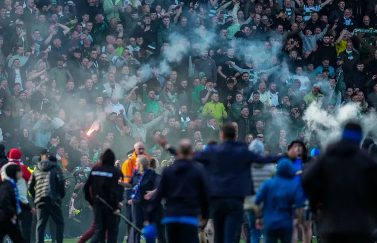 Kaos nakon derbija: Maskirani momci u plavom upali na teren, nastao je metež