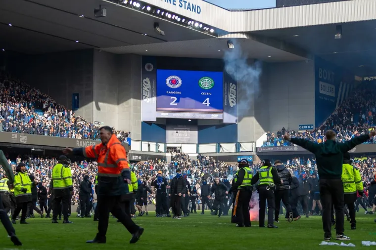 Kaos nakon derbija: Maskirani momci u plavom upali na teren, nastao je metež