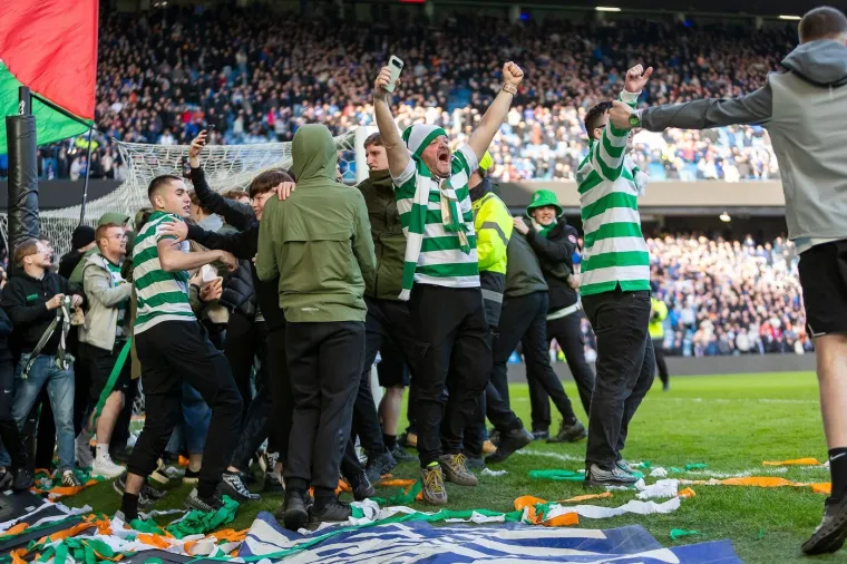 Kaos nakon derbija: Maskirani momci u plavom upali na teren, nastao je metež