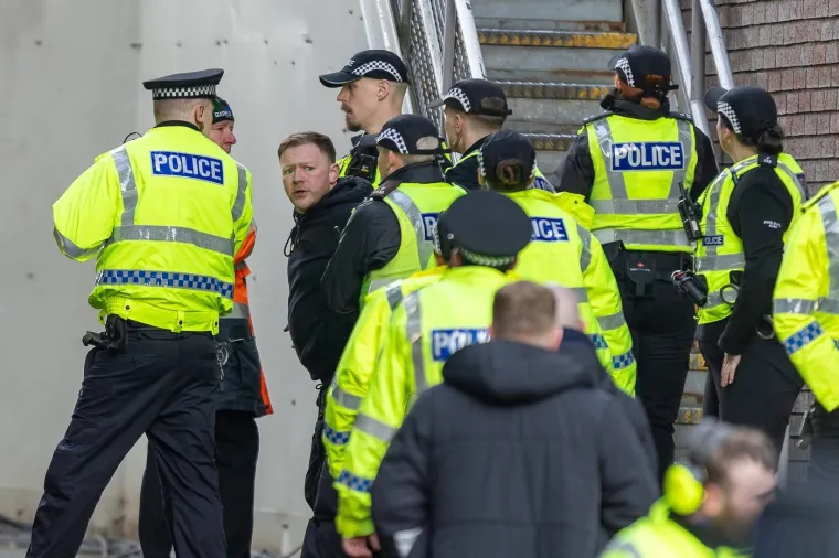 Kaos nakon derbija: Maskirani momci u plavom upali na teren, nastao je metež