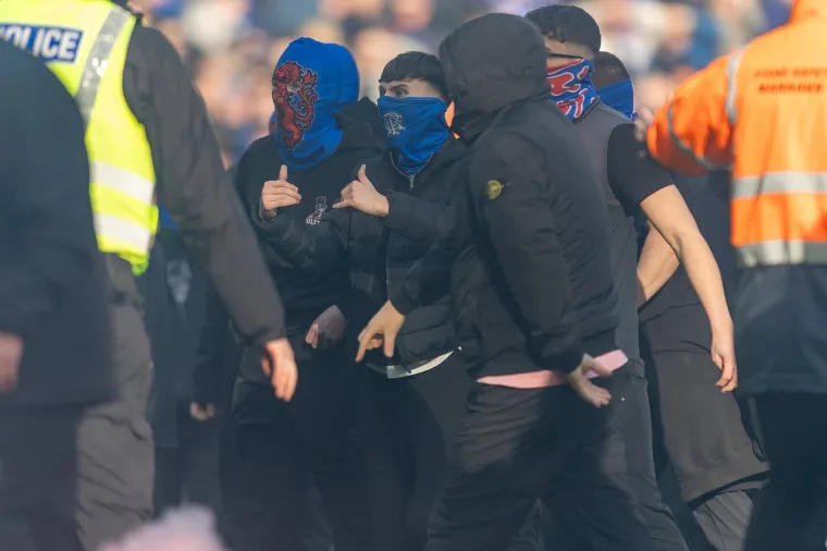 Kaos nakon derbija: Maskirani momci u plavom upali na teren, nastao je metež