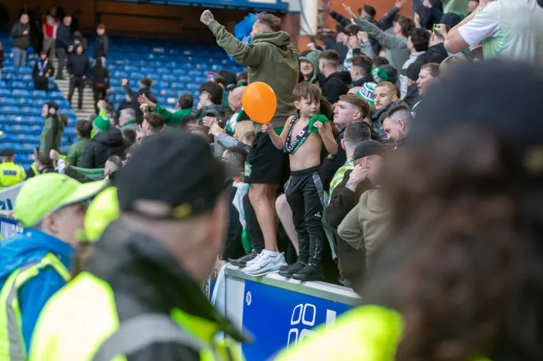 Kaos nakon derbija: Maskirani momci u plavom upali na teren, nastao je metež