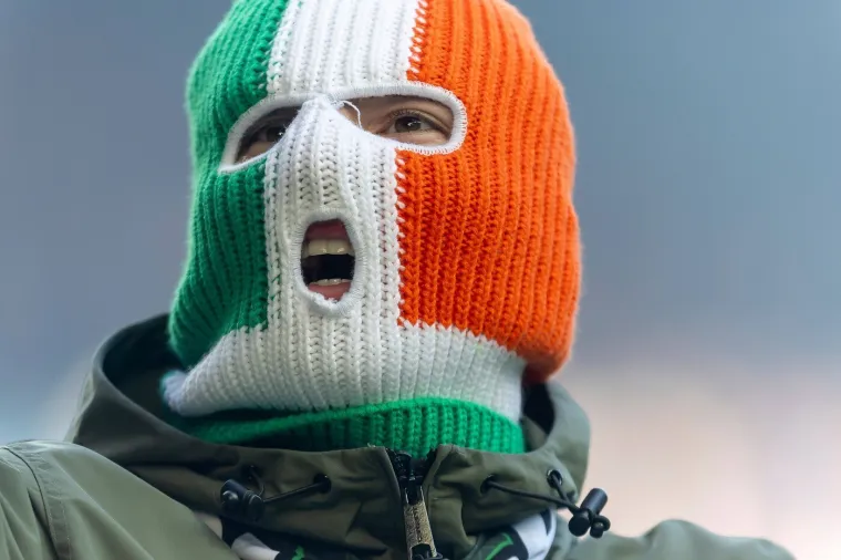 Kaos nakon derbija: Maskirani momci u plavom upali na teren, nastao je metež