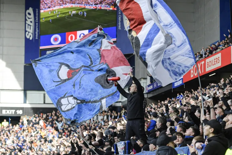 Kaos nakon derbija: Maskirani momci u plavom upali na teren, nastao je metež