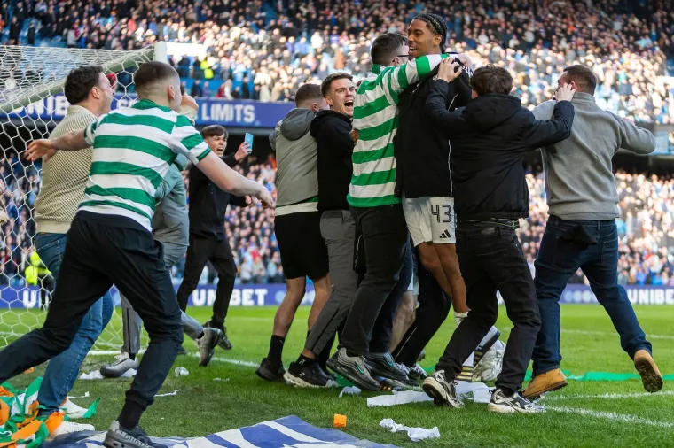 Kaos nakon derbija: Maskirani momci u plavom upali na teren, nastao je metež