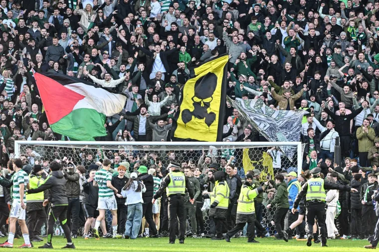 Kaos nakon derbija: Maskirani momci u plavom upali na teren, nastao je metež