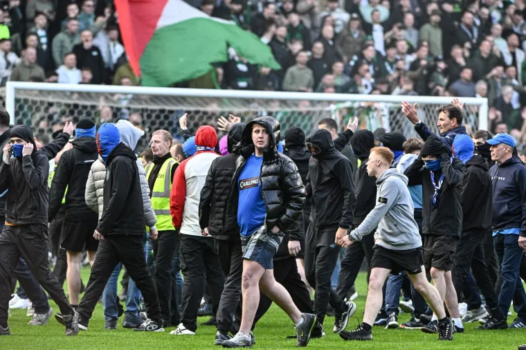 Kaos nakon derbija: Maskirani momci u plavom upali na teren, nastao je metež