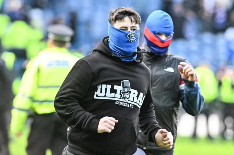 Kaos nakon derbija: Maskirani momci u plavom upali na teren, nastao je metež