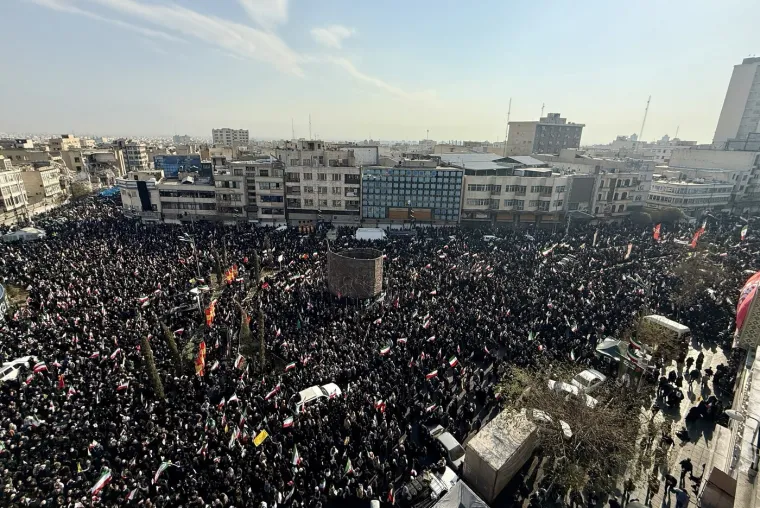 Iranci sa zastavama i portretima iza&scaron;li podržati novog vrhovnog vođu: Pogledajte prizore iz glavnog grada