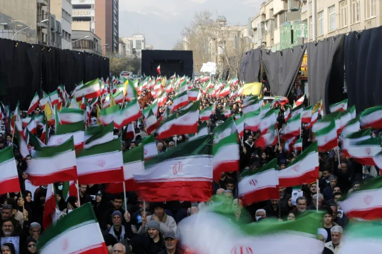 Iranci sa zastavama i portretima iza&scaron;li podržati novog vrhovnog vođu: Pogledajte prizore iz glavnog grada