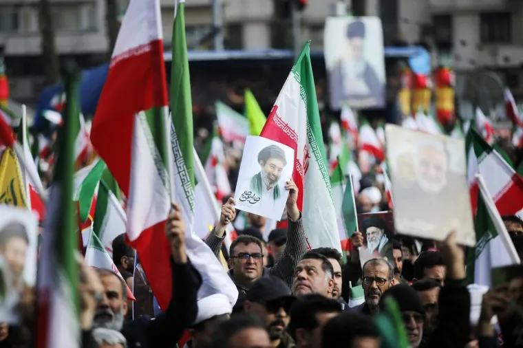 Iranci sa zastavama i portretima iza&scaron;li podržati novog vrhovnog vođu: Pogledajte prizore iz glavnog grada