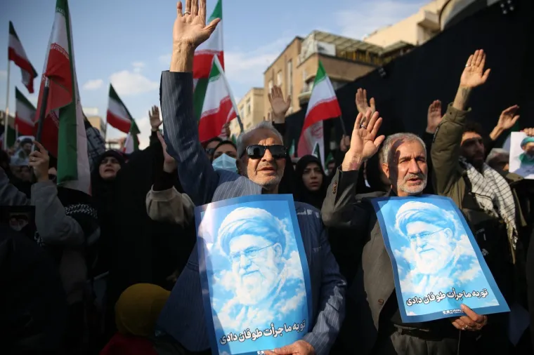 Iranci sa zastavama i portretima iza&scaron;li podržati novog vrhovnog vođu: Pogledajte prizore iz glavnog grada