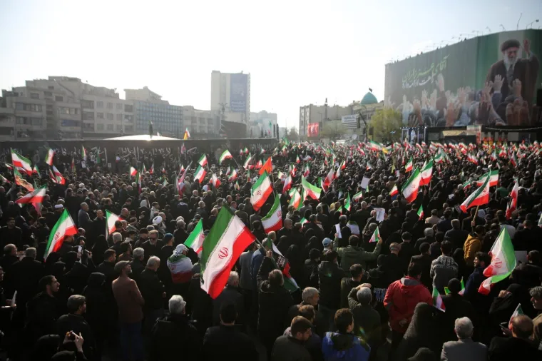 Iranci sa zastavama i portretima iza&scaron;li podržati novog vrhovnog vođu: Pogledajte prizore iz glavnog grada