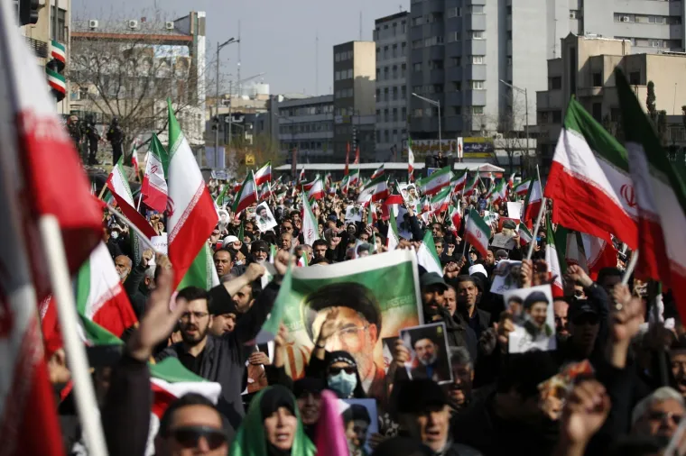 Iranci sa zastavama i portretima iza&scaron;li podržati novog vrhovnog vođu: Pogledajte prizore iz glavnog grada