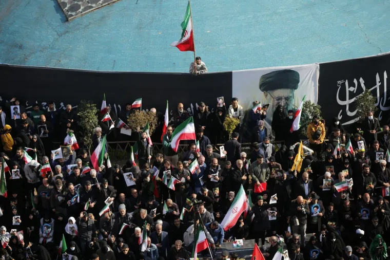 Iranci sa zastavama i portretima iza&scaron;li podržati novog vrhovnog vođu: Pogledajte prizore iz glavnog grada