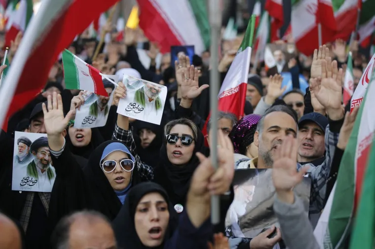 Iranci sa zastavama i portretima iza&scaron;li podržati novog vrhovnog vođu: Pogledajte prizore iz glavnog grada