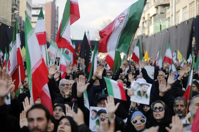 Iranci sa zastavama i portretima iza&scaron;li podržati novog vrhovnog vođu: Pogledajte prizore iz glavnog grada