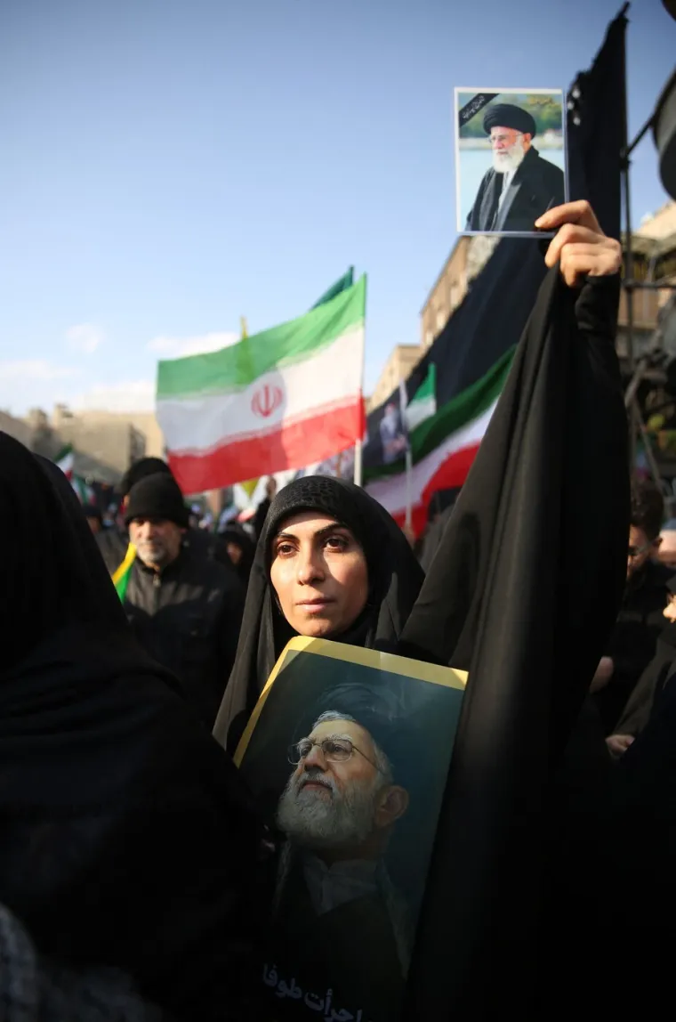 Iranci sa zastavama i portretima iza&scaron;li podržati novog vrhovnog vođu: Pogledajte prizore iz glavnog grada