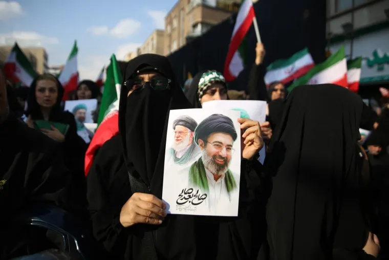 Iranci sa zastavama i portretima iza&scaron;li podržati novog vrhovnog vođu: Pogledajte prizore iz glavnog grada