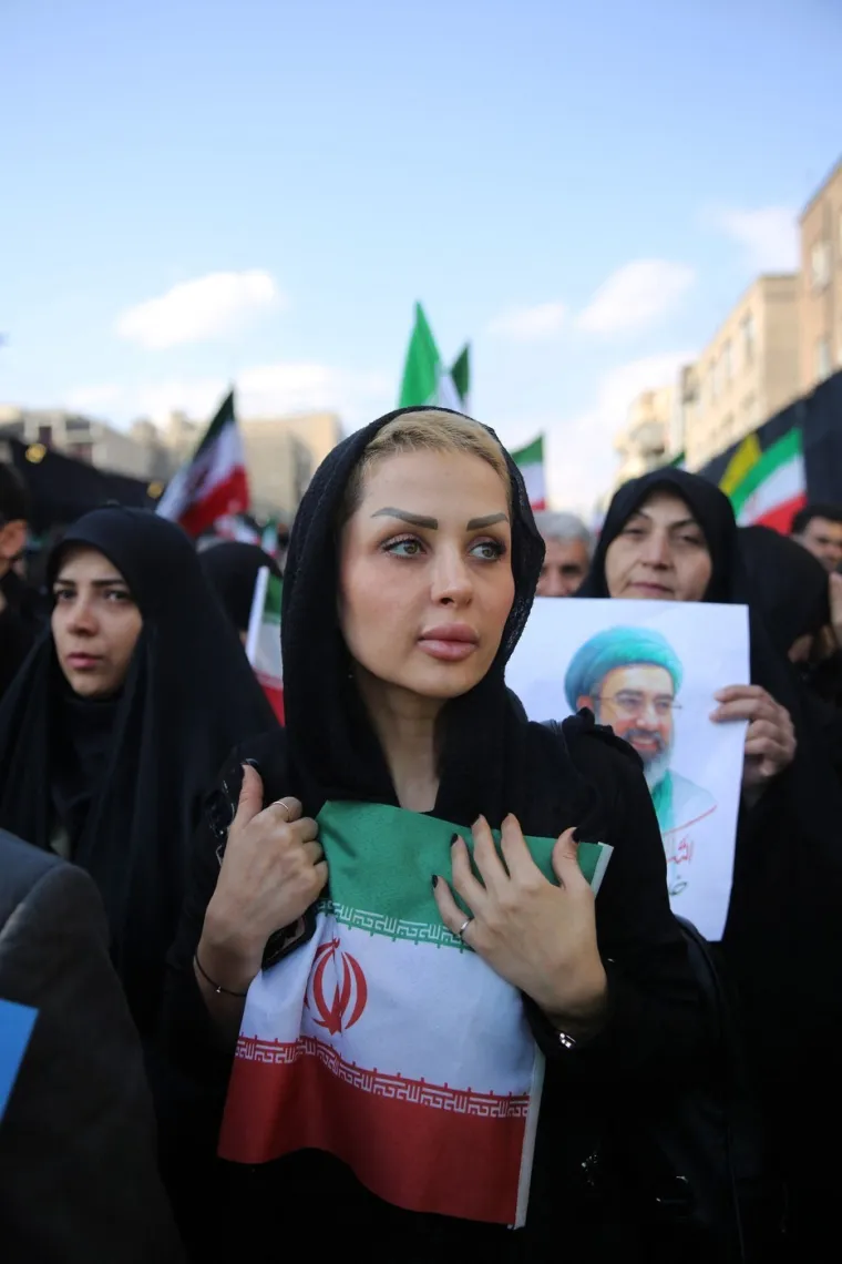 Iranci sa zastavama i portretima iza&scaron;li podržati novog vrhovnog vođu: Pogledajte prizore iz glavnog grada