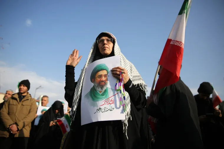 Iranci sa zastavama i portretima iza&scaron;li podržati novog vrhovnog vođu: Pogledajte prizore iz glavnog grada