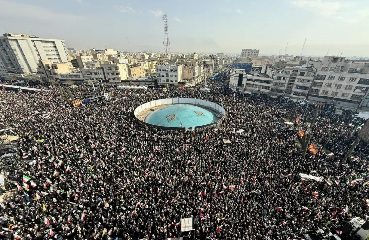 Iranci sa zastavama i portretima iza&scaron;li podržati novog vrhovnog vođu: Pogledajte prizore iz glavnog grada