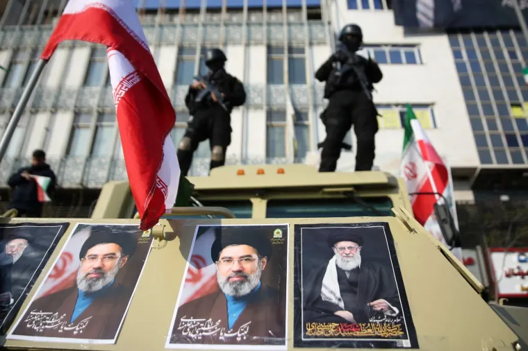 Iranci sa zastavama i portretima iza&scaron;li podržati novog vrhovnog vođu: Pogledajte prizore iz glavnog grada