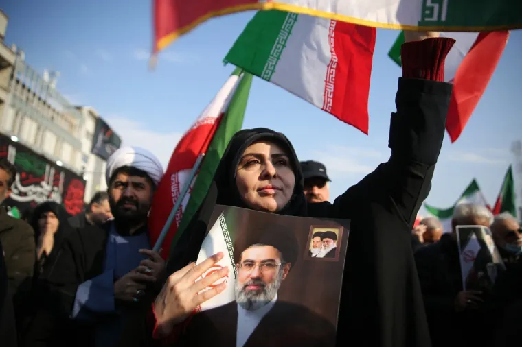 Iranci sa zastavama i portretima iza&scaron;li podržati novog vrhovnog vođu: Pogledajte prizore iz glavnog grada