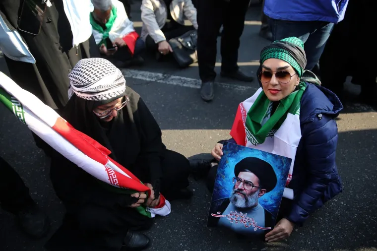 Iranci sa zastavama i portretima iza&scaron;li podržati novog vrhovnog vođu: Pogledajte prizore iz glavnog grada