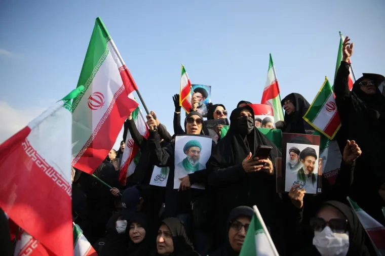Iranci sa zastavama i portretima iza&scaron;li podržati novog vrhovnog vođu: Pogledajte prizore iz glavnog grada