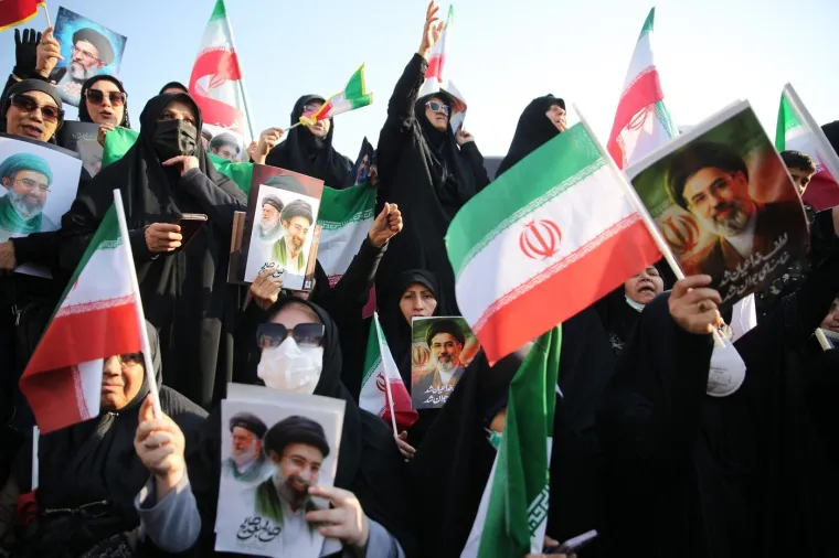 Iranci sa zastavama i portretima iza&scaron;li podržati novog vrhovnog vođu: Pogledajte prizore iz glavnog grada