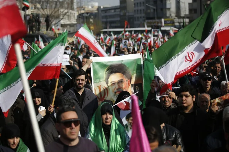 Iranci sa zastavama i portretima iza&scaron;li podržati novog vrhovnog vođu: Pogledajte prizore iz glavnog grada