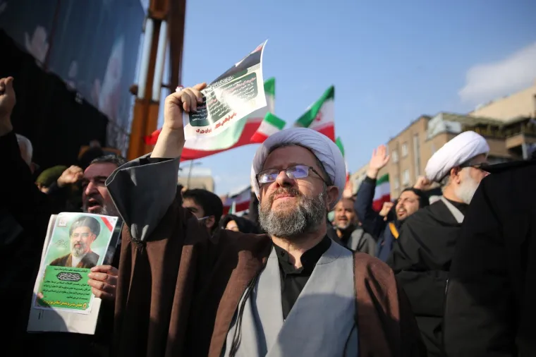 Iranci sa zastavama i portretima iza&scaron;li podržati novog vrhovnog vođu: Pogledajte prizore iz glavnog grada