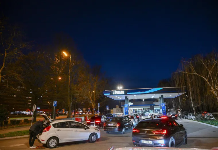 Svi na benzinsku! Neke već i presu&scaron;ile: Pogledajte gužve i navale Hrvata i Slovenaca