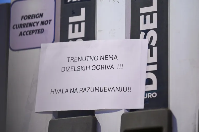 Svi na benzinsku! Neke već i presu&scaron;ile: Pogledajte gužve i navale Hrvata i Slovenaca