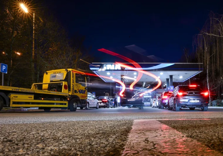 Svi na benzinsku! Neke već i presu&scaron;ile: Pogledajte gužve i navale Hrvata i Slovenaca