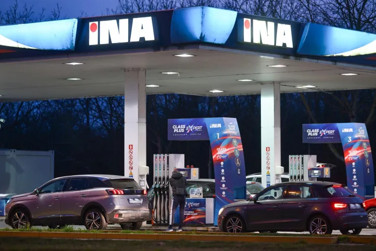 Svi na benzinsku! Neke već i presu&scaron;ile: Pogledajte gužve i navale Hrvata i Slovenaca