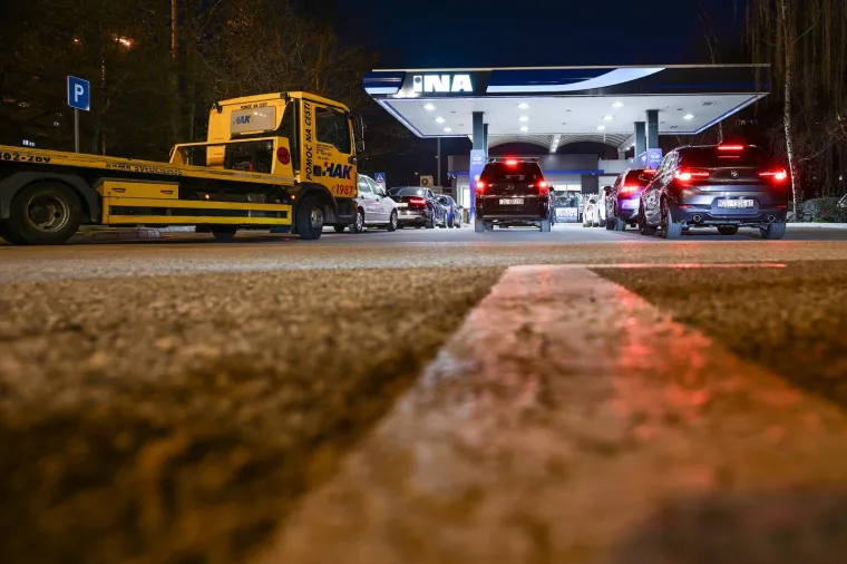 Svi na benzinsku! Neke već i presu&scaron;ile: Pogledajte gužve i navale Hrvata i Slovenaca